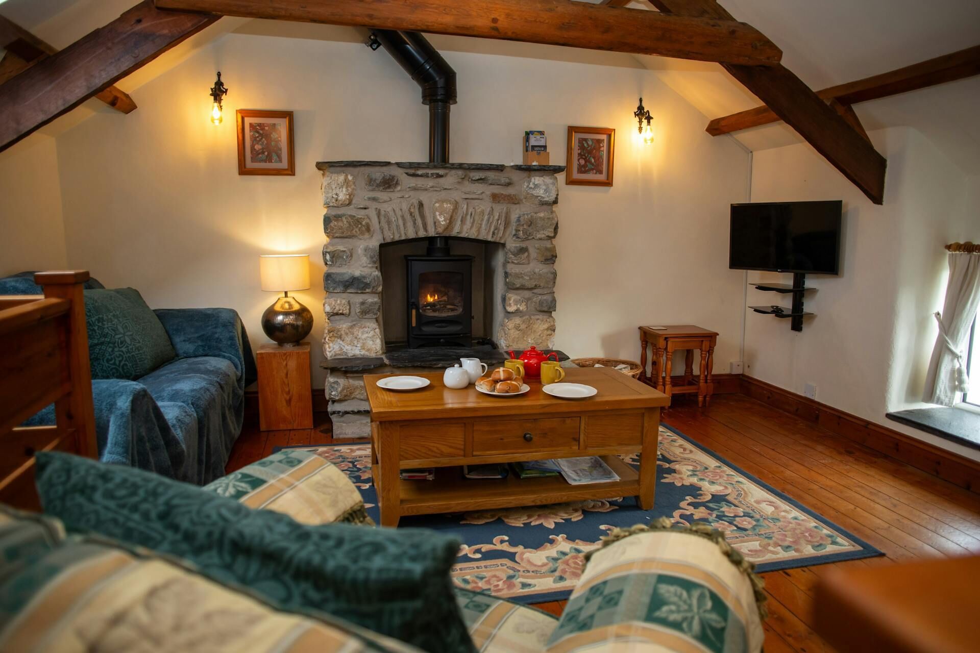 Smart TV, fireplace, DVD player