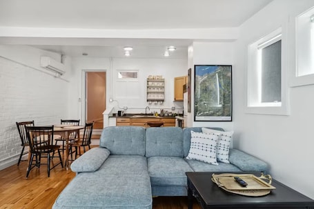 Smart TV. Cozy 1BDR APT in Vibrant Downtown Geneva