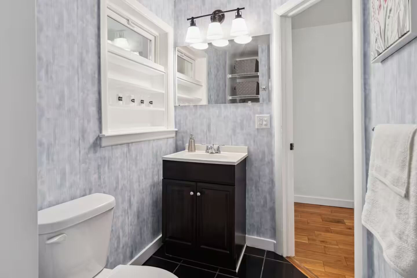 Chuveiro, secador de cabelo, toalhas de banho, sabonete