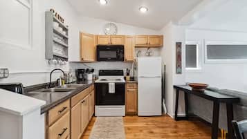 Frigorífico, microondas, horno y placa de cocina