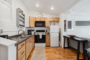 Jääkaappi, mikroaaltouuni, uuni, liesi