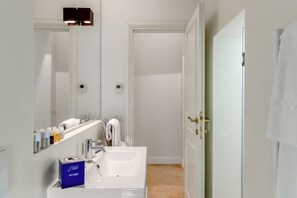 Douche, sèche-cheveux, bidet, serviettes fournies