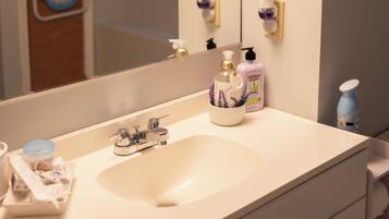 Ducha, secador de pelo, bidet, toallas