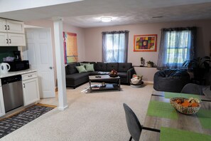 Smart TV, books, computer monitors - SOFIMA-Cozy and Charming 2-bedroom apartment! (Woburn)