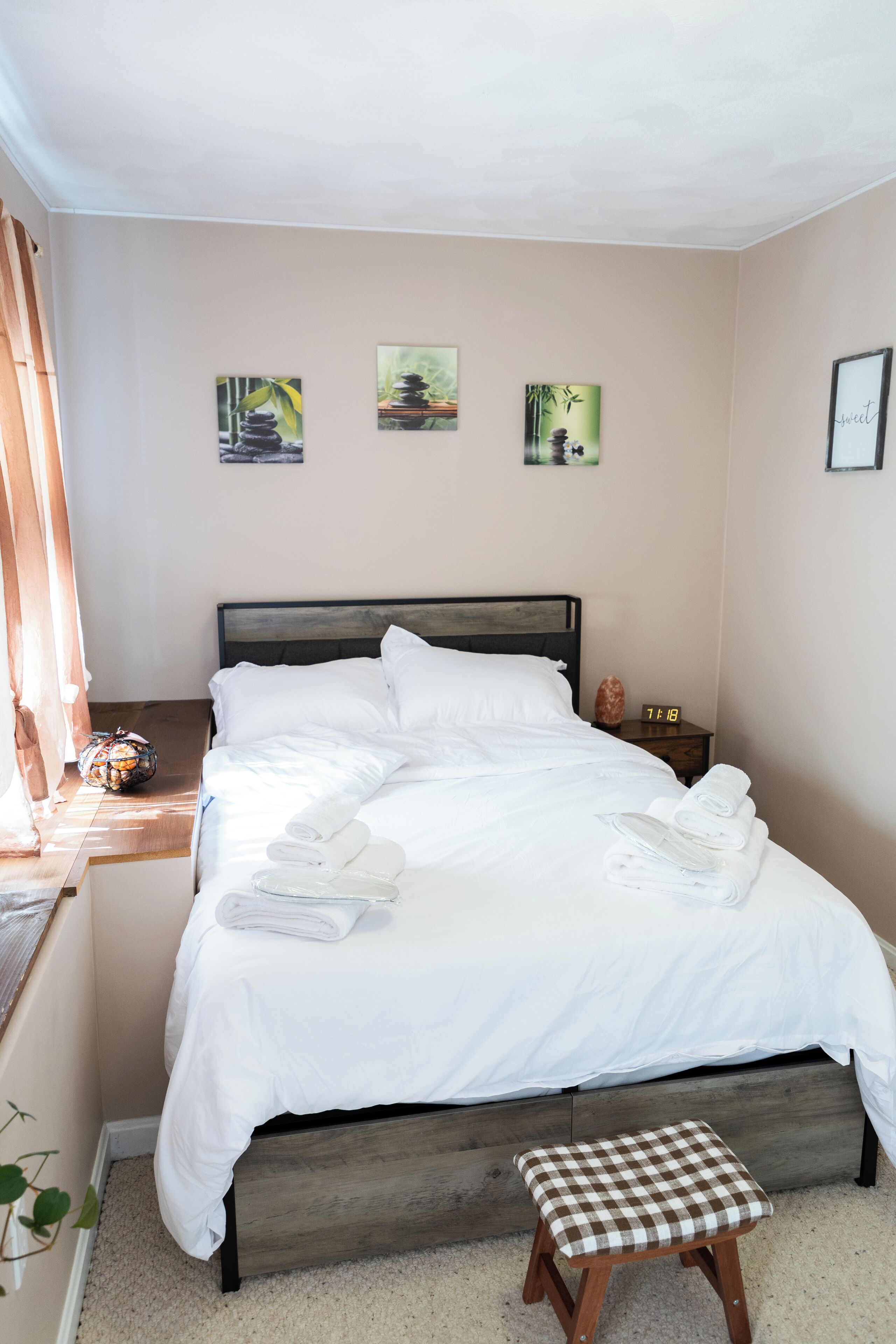 2 habitaciones, escritorio y tabla de planchar con plancha 