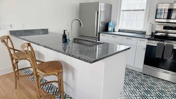 Réfrigérateur, micro-ondes, four, plaque de cuisson