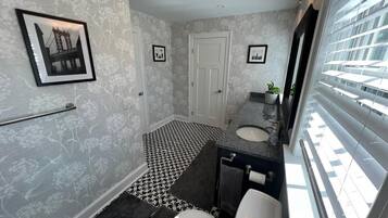 Douche, sĂšche-cheveux, serviettes fournies, savon