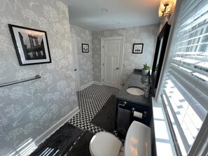 Douche, sèche-cheveux, serviettes fournies, savon