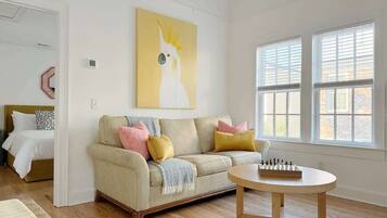 Télévision, livres, chaßne hi-fi, espaces bureaux