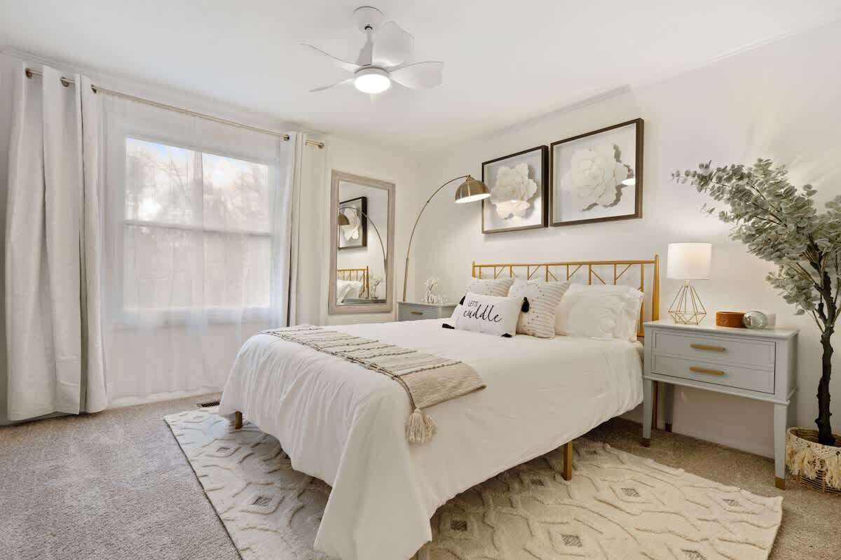 2 間睡房、書桌、熨斗/熨衫板、可攜式嬰兒床