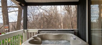 The Honeymoon Cabin | Private Retreat w/ hot tub