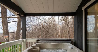 The Honeymoon Cabin | Private Retreat w/ hot tub