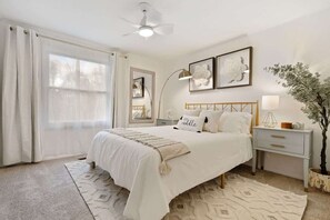 2 quartos, escrivaninha, ferros/tábuas de passar roupa, berço de viagem