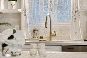 Chuveiro, secador de cabelo, toalhas de banho 