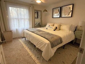 2 chambres, bureau, fer et planche à repasser, lit de bébé portatif