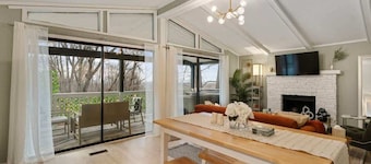 The Honeymoon Cabin | Private Couple's Retreat w/ hot tub