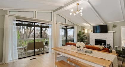 The Honeymoon Cabin | Private Couple's Retreat w/ hot tub