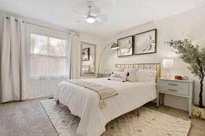 2 Schlafzimmer, Schreibtisch, Bügeleisen/Bügelbrett, Reisekinderbett