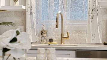 Een douche, een haardroger, handdoeken