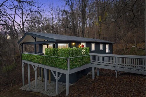 The Honeymoon Cabin | Private Couple's Retreat w/ hot tub