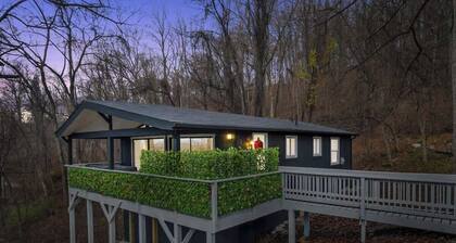 The Honeymoon Cabin | Private Couple's Retreat w/ hot tub