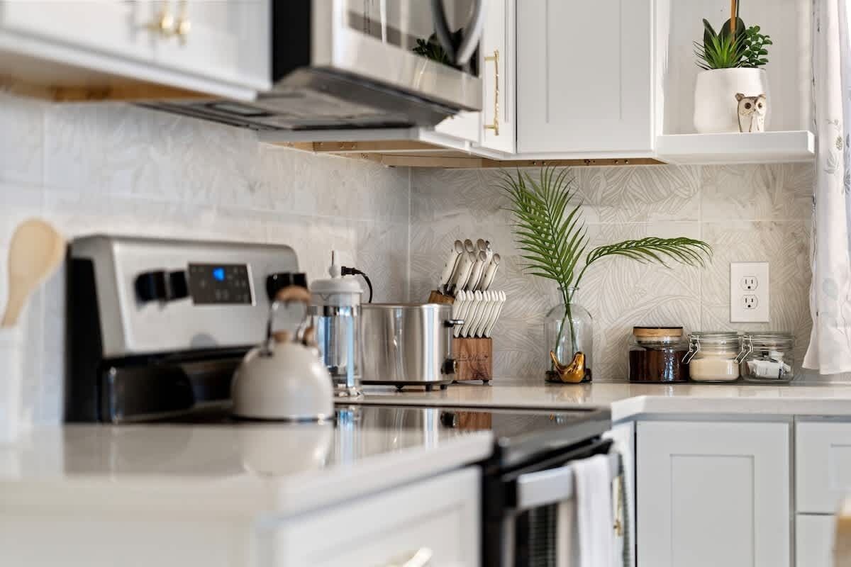 Kühlschrank, Mikrowelle, Ofen, Herdplatte