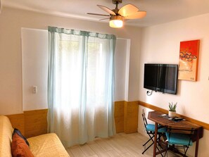 Smart TV - [1] Blue Summer Vibes Apartment, Air-conditioned, Parking, Beach 50m away, SPA access (La Ciotat)