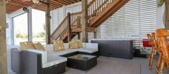 Private Hot Tub! Walk to Beach! Lots of Parking!