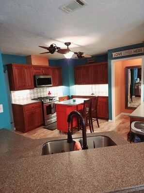 Fridge, microwave, oven, stovetop - Masters Retreat w/ pool and fitness room (Augusta)