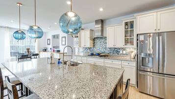 Kylskåp, mikrovågsugn, ugn och spishäll