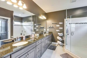 Douche, sèche-cheveux, serviettes fournies