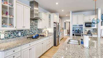 Kylskåp, mikrovågsugn, ugn och spishäll