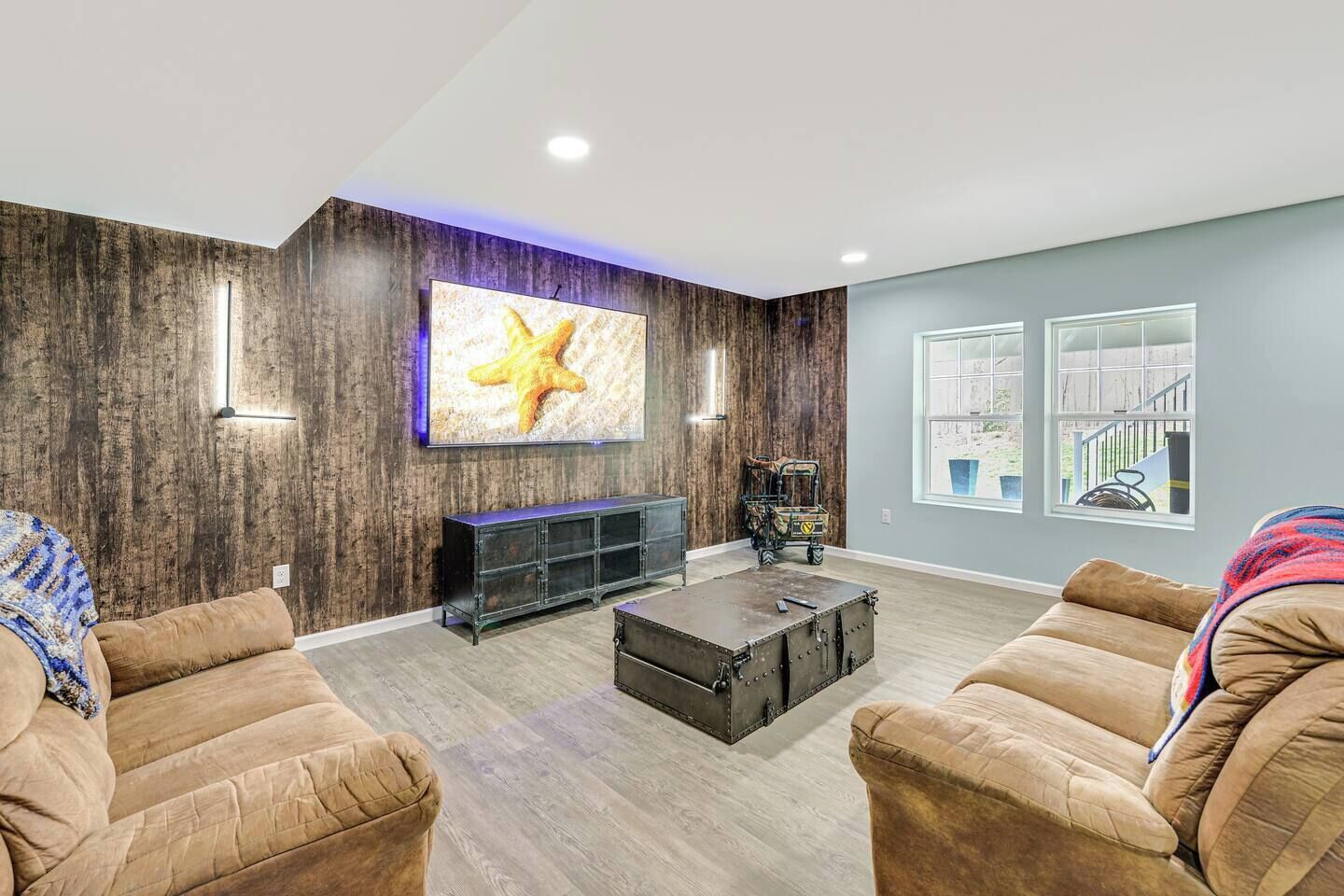 TV, fireplace, offices