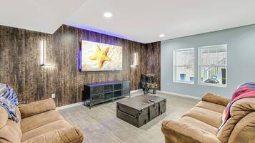 Tv, eldstad och kontor