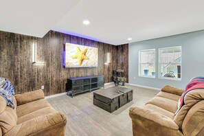 Televisor, llar de foc i oficines 