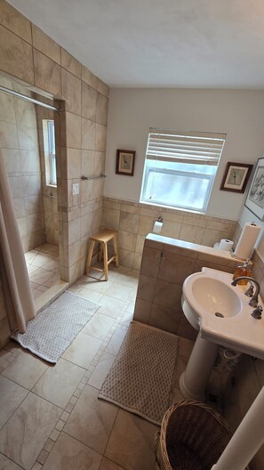 Hair dryer, towels, toilet paper - Minutes from Rainbow Springs, 2/2, lake front home! Beautiful back porch! (Dunnellon)
