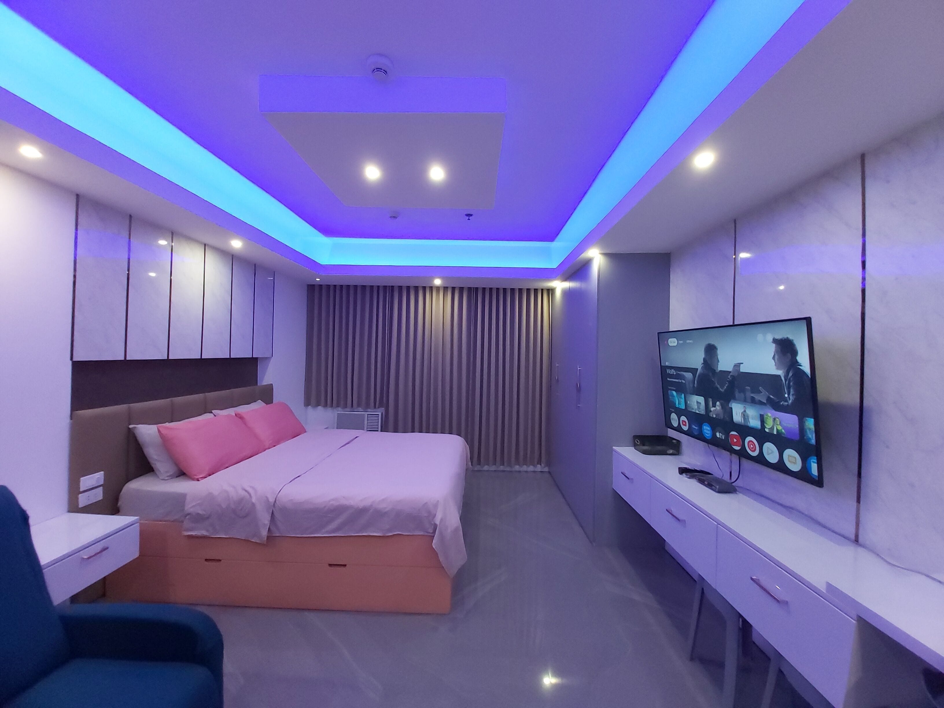 Studio, balcon, vue piscine | Décoration personnalisée, ameublement personnalisé