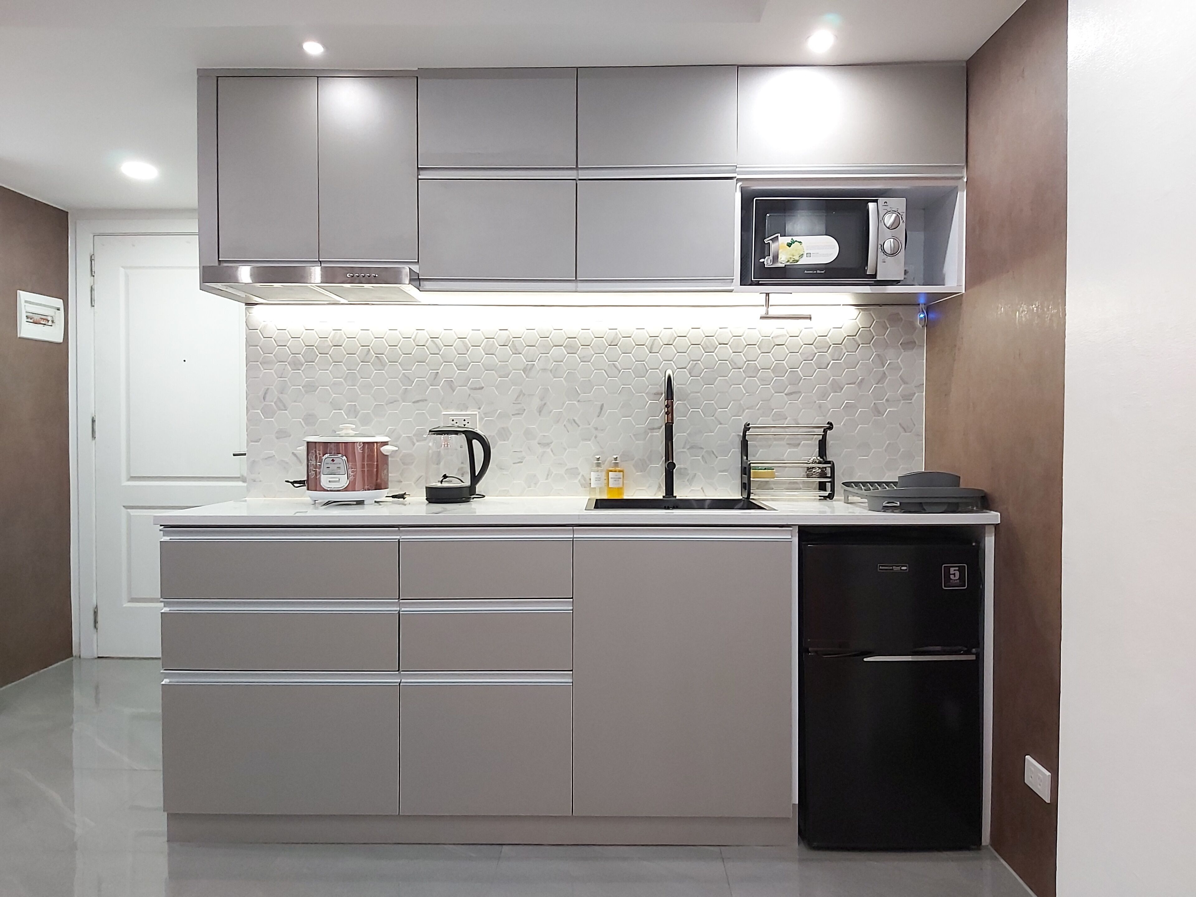 Studio, Balcony, Pool View | Private kitchenette