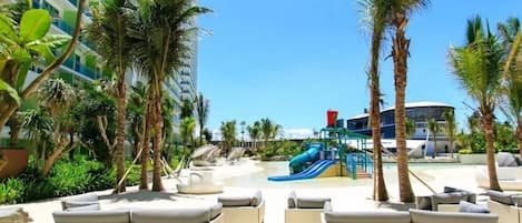 Privat strand, vit sandstrand, solstolar och parasoller