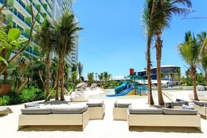 Playa privada, arena blanca, tumbonas y sombrillas