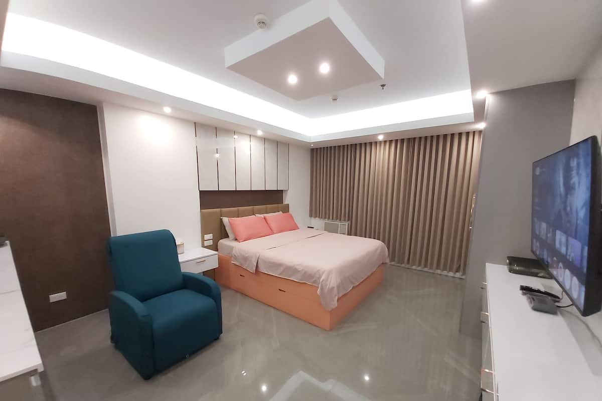 Studio, Balcony, Pool View | Individually decorated, individually furnished, laptop workspace