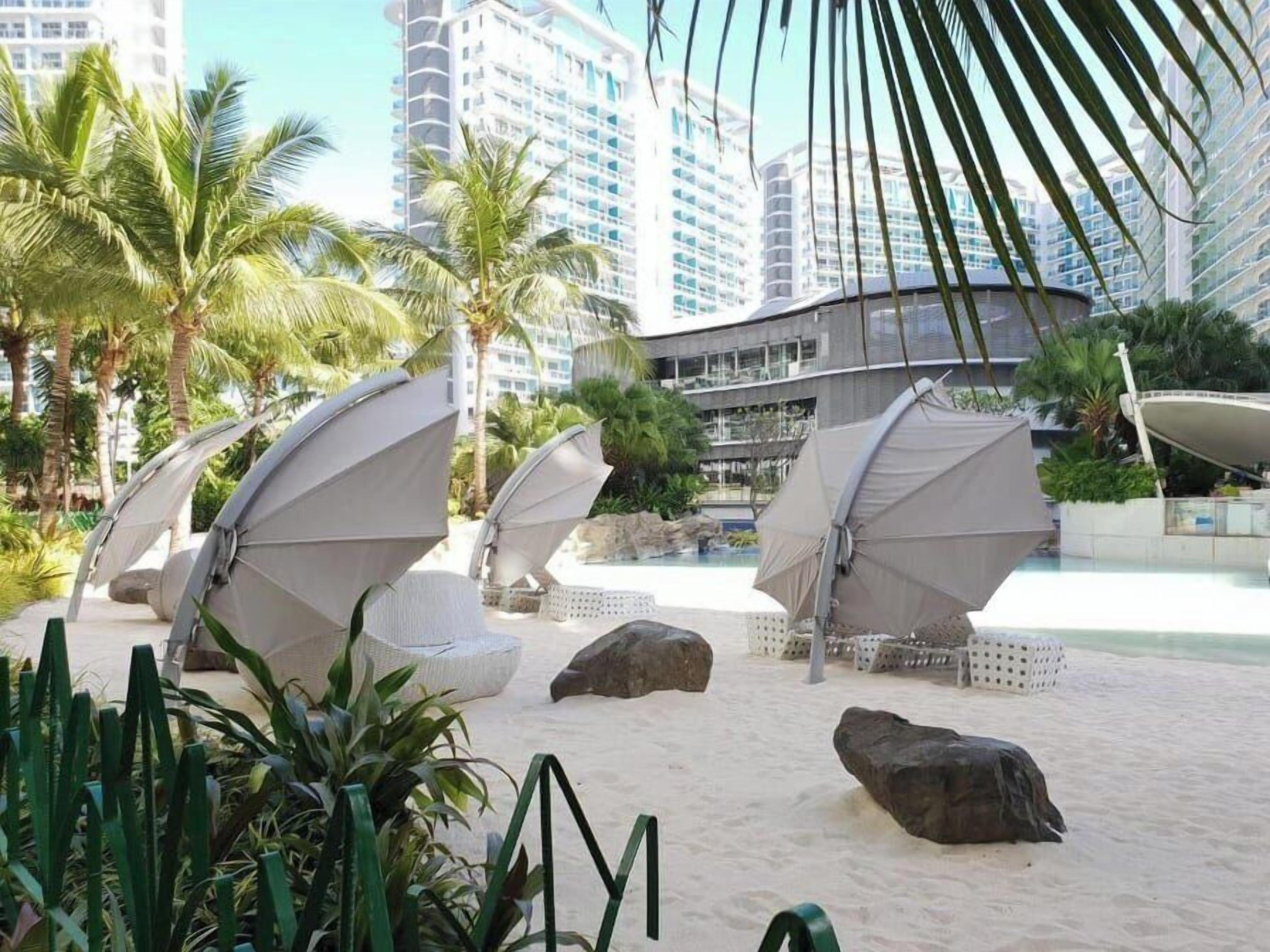 Plage privée, sable blanc, chaises longues, parasols