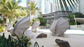 Plage privée, sable blanc, chaises longues, parasols