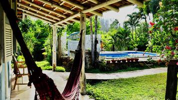 Casa conforto, vista para a piscina | Vista da sacada