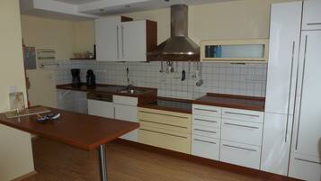 Micro-ondes, four, plaque de cuisson, lave-vaisselle