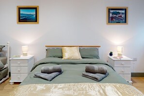 3 habitaciones, tabla de planchar con plancha, wifi y ropa de cama 