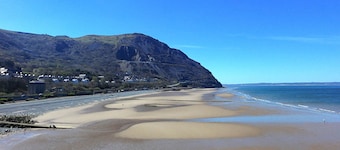 Dolphin House - Three Bedroom Cottage, Sleeps 7