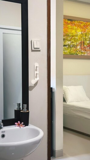 Saippua, sampoo, vessapaperi