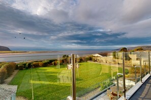 Outdoor dining - Waters Edge - Three Bedroom Cottage, Sleeps 6 (Deganwy)