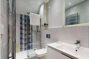 Shower, hair dryer, towels - Waters Edge - Three Bedroom Cottage, Sleeps 6 (Deganwy)